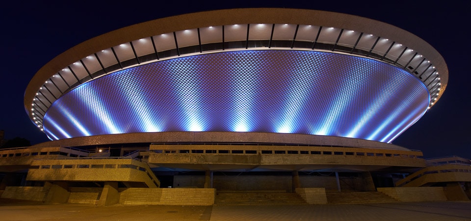 O clădire de birouri iluminată cu lămpi cu LED