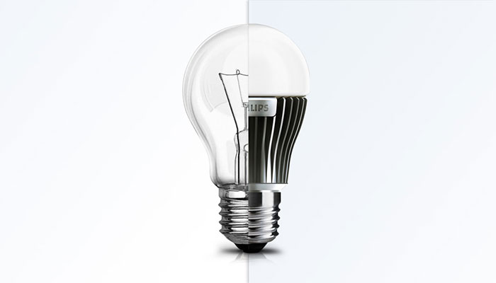 Imaginea unui bec cu led şi a unui bec convenţional combinate într-un singur bec