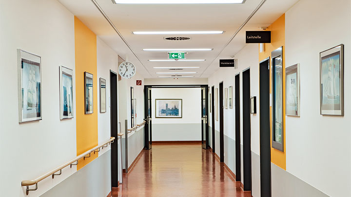 Coridoarele Clinicii Asklepios Barmbek iluminate cu sisteme Iluminat Philips