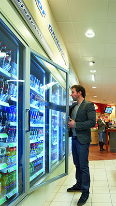 Produsele din magazin arată mai bine datorită sistemului de iluminat pentru frigidere de la Philips
