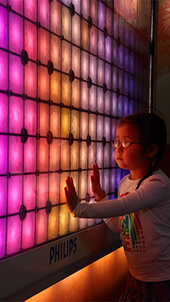 Un copil amuzat de Imagination Light Canvas de la Iluminat Philips nu dă niciun semn de anxietate la Spitalul de copii din Birminghan