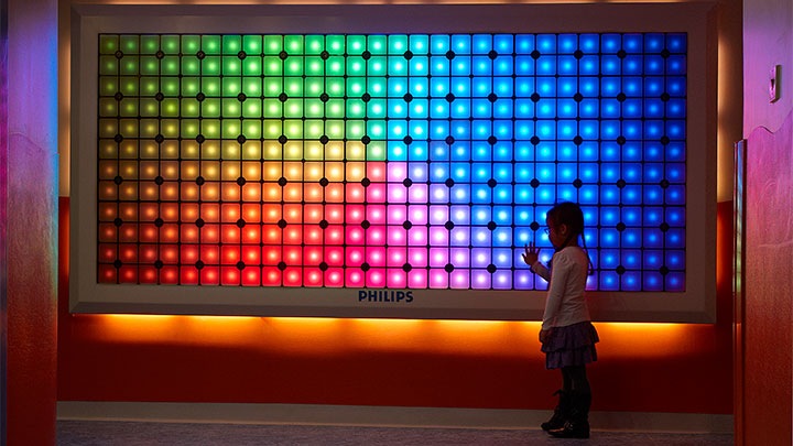 Un copil atinge Imagination Light Canvas la Spitalul de copii din Birminghan