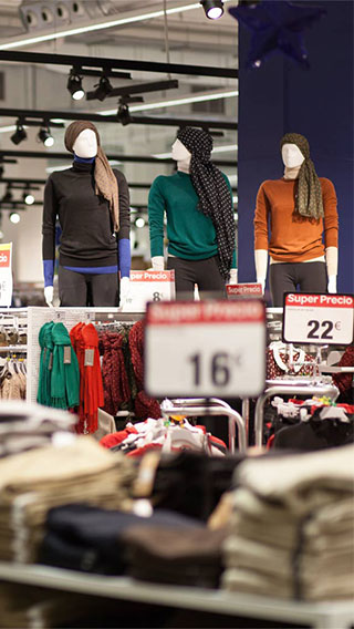 Iluminatul pentru modă corect la Carrefour Santiago atrage clienţii