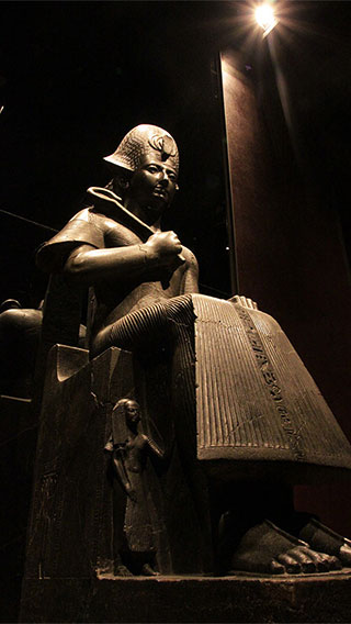 Statuie pe tron la Muzeul egiptean, Italia iluminată cu tehnologia LED de ultimă generaţie de la Iluminat Philips