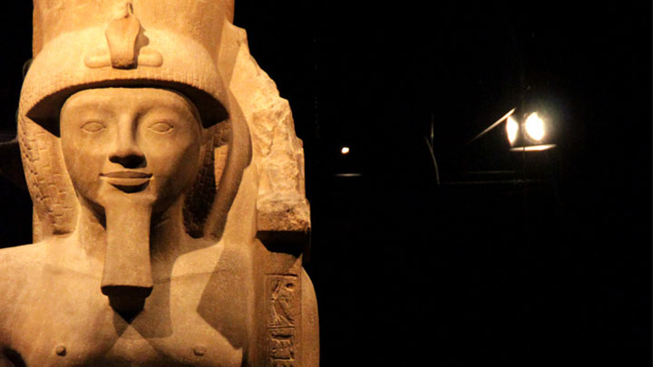 Iluminatul unei statui la Muzeul egiptean, Italia de Iluminat Philips