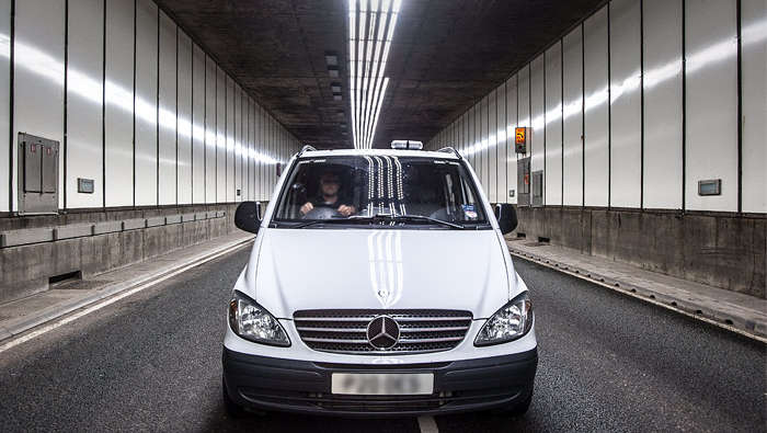 Automobil în trecere prin tunelul Meir 