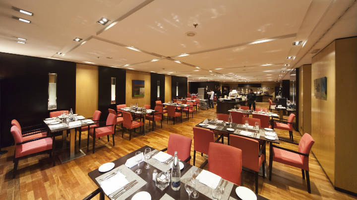 Restaurantul de la NH Hoteles Eurobuilding este iluminat cu lămpi MASTER LEDspot GU10 de la Philips