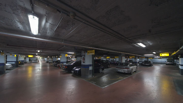 Automobile parcate sub lumina proiectată de sistemele de iluminat de la Philips în parcarea NH Hoteles