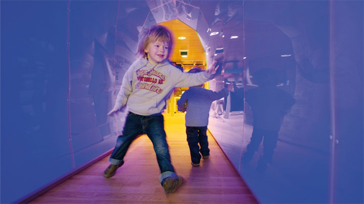 Tunelul experimental cu LED creat de Iluminat Philips pentru spitalul Ronald McDonald VU, Amsterdam