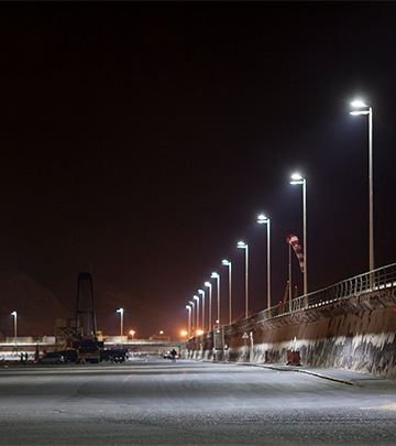 Alee din Campusul High Tech iluminată cu sisteme de iluminat pentru exterior de la Philips care sporesc siguranţa pe timpul nopţii
