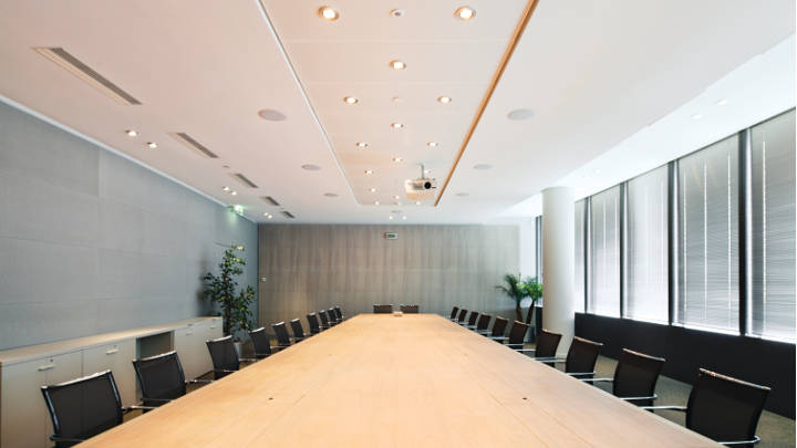Sală de şedinţe în clădirea de birouri Tour Sequana, iluminată cu sisteme de iluminat pentru birouri de la Philips care reduc consumul de energie