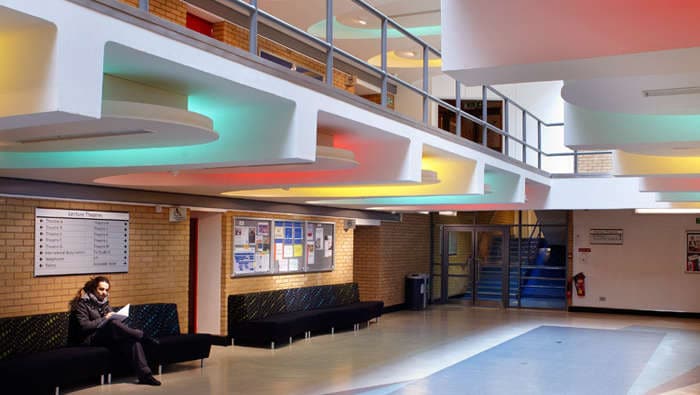 Iluminat Philips aduce eficienţa energetică şi iluminatul captivant în foaierul Universităţii din Surrey.