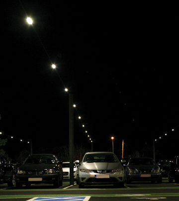 Parcarea auto Wembley Red Car Park noaptea