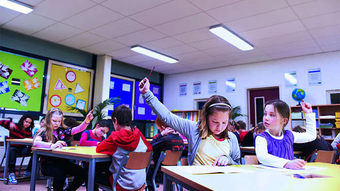 Elevi la Şcoala elementară Wintelre, unde iluminatul de la Philips a creat o atmosferă luminoasă în sala de curs propice învăţatului