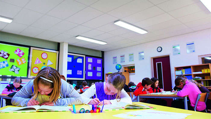 Setarea de iluminat focalizat ajută la crearea unei atmosfere ideale pentru învăţare în sala de curs la Şcoala elementară Wintelre