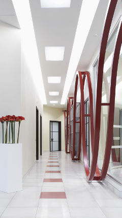 Un coridor la sediul AB Group, Italia, iluminat cu sisteme de iluminat pentru birouri de la Philips