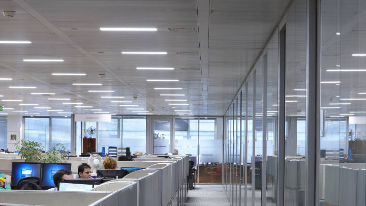 Iluminatul eficient al spaţiilor de birouri necompartimentate cu sistemele de iluminat pentru birouri de la Philips