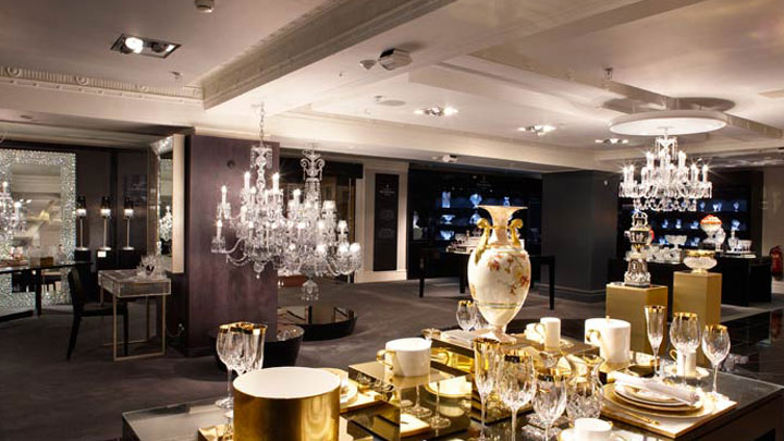 Produse iluminate frumos cu sisteme de iluminat pentru magazine de la Philips şi lămpi Philips pentru candelabre la Harrods, Marea Britanie 