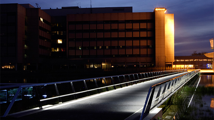 Podul din Campusul High Tech iluminat eficient cu sisteme de iluminat pentru exterior de la Philips 