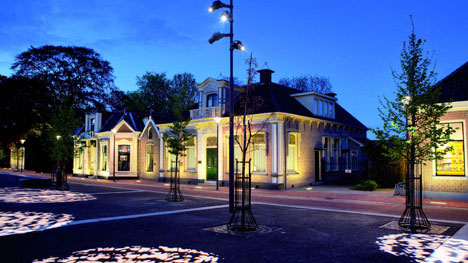 Iluminatul copacilor din centrul oraşului Hoogeveen creează umbre feerice
