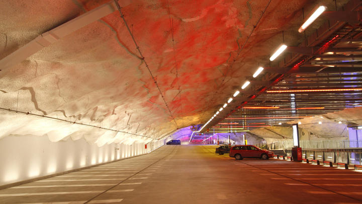 Luminile de culori diferite din garajul P-Hämppi îi ajută pe şoferi să îşi amintească unde au parcat
