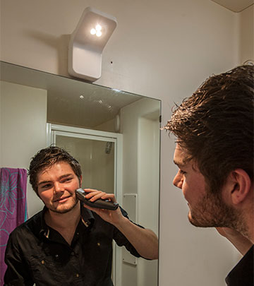 Băiat bărbierindu-se în faţa oglinzii
