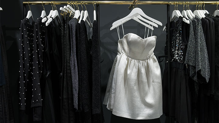 Imagine din exteriorul 200 grays inn, centrată pe panoul textil luminos