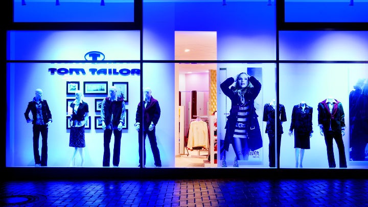 Vitrină la Markenstore, Germania iluminată cu soluţia AmbiScene de la Philips