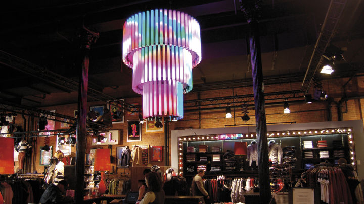 Magazin de modă iluminat cu soluţia AmbiScene de la Philips