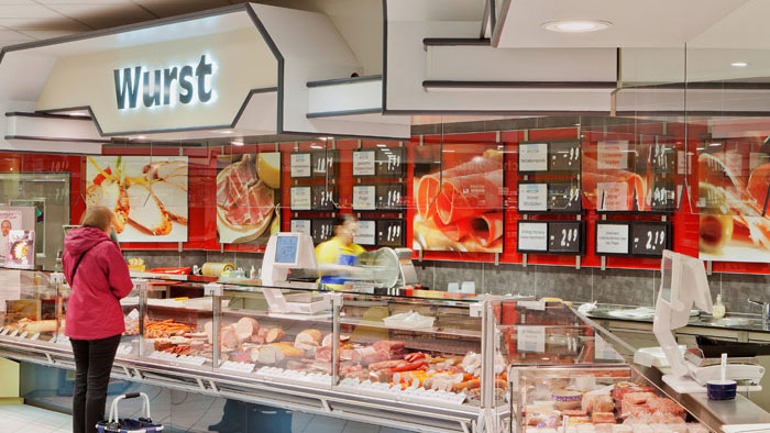 Raionul de carne din supermarketul Edeka bine iluminat cu lămpi cu LED LuxSpace Accent Rose de la Philips