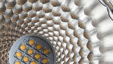 Sistemul optic tip fagure arată cum reuşeşte PerfectAccent să sporească fluxul luminos total fără a consuma mai multă energie.