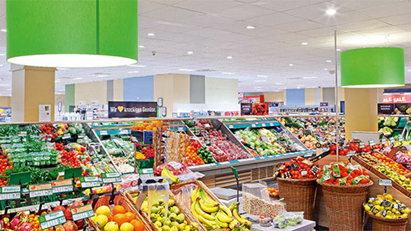 Corpurile de iluminat Philips cu reflectoare PerfectAccent iluminează frumos supermarketul Edeka