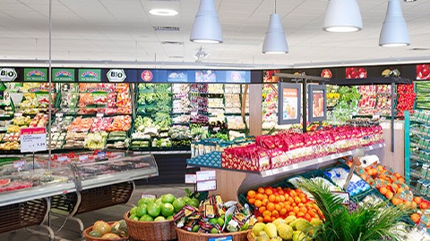 Prim plan cu corpuri de iluminat cu LED de la Philips pentru fructe şi legume 