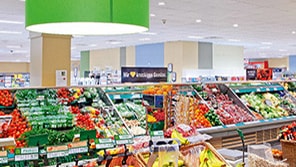 Iluminat Philips creează Fructe arătând superb sub lumina proiectată de sistemul de iluminat pentru supermarketuri de la Philips la EDEKA Glückstadt femei la cumpărături sub lumina proiectată de sistemul de iluminat de la Philips la Kaiser's Tengelmann Oberhausen,  Germania un mediu primitor la Spar, Viena, Austria