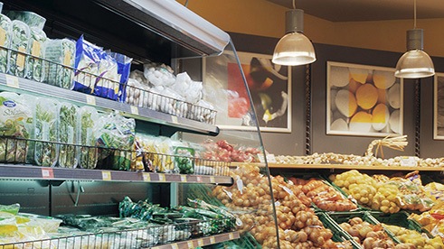 Fructele arată superb sub lumina proiectată de sistemul de iluminat pentru supermarketuri de la Philips