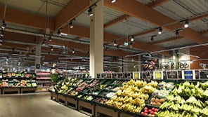 Fructe iluminate cu corpuri de iluminat cu led de la Philips la Edeka Burgwedel, Germania 