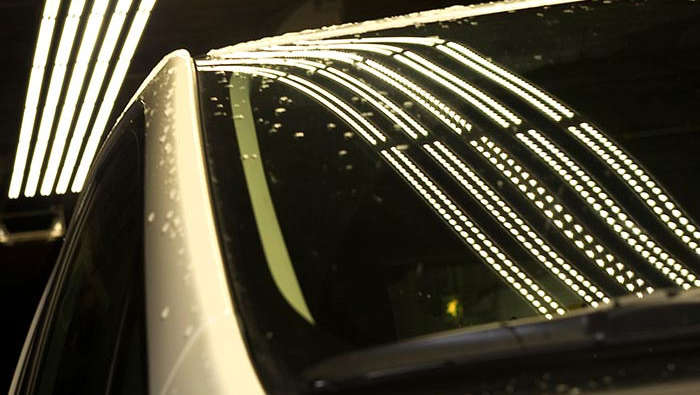 Lumina din tunel reflectată pe un automobil 