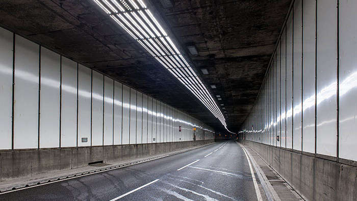 Corpuri de iluminat cu montaj la înălţimi mari în Tunelul Meir