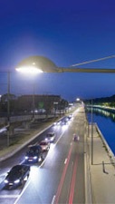 Prim plan cu un stâlp de iluminat pe o stradă iluminată cu lumină albă de la Philips