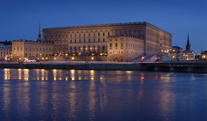 Sistemele de proiectoare cu lumină albă de la Philips fac ca detaliile decorative ale Palatului regal din Stockholm, Suedia să fie mai proeminente