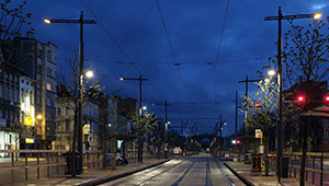 CosmoPolis de la Philips iluminează eficient o staţie de tramvai