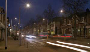 Stradă aglomerată într-o zonă rezidenţială iluminată de Philips