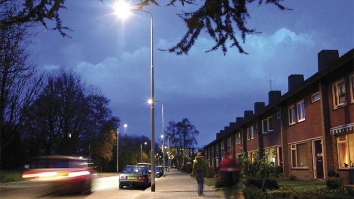 Zonă rezidenţială iluminată bine cu lumină albă de la Philips