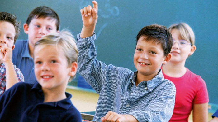 Copii în sala de curs iluminată eficient cu sisteme de iluminat dinamic de la Philips 