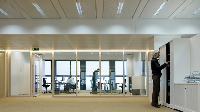 Spaţiu de birouri iluminat cu sistem de iluminat dinamic de la Philips 