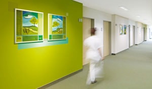 O asistentă pe coridorul unui spital eco 