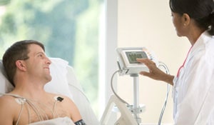 Doctor examinând un pacient la spitalul Catharina