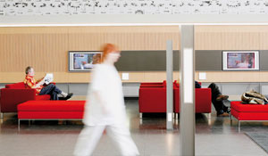 Mediu îmbunătăţit în zona de aşteptare a unui spital dotată cu iluminat sustenabil în domeniul sănătăţii de la Philips