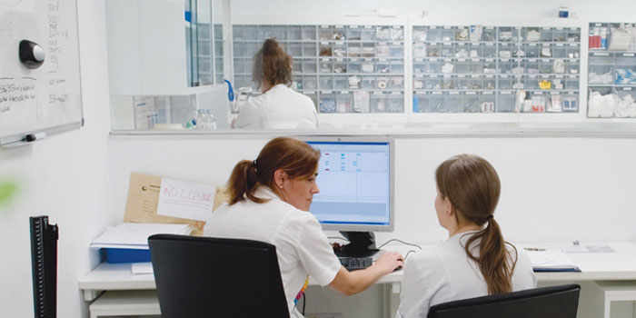 Asistente într-un spital eco iluminat cu soluţii de la Philips