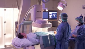 Medici examinând un pacient 